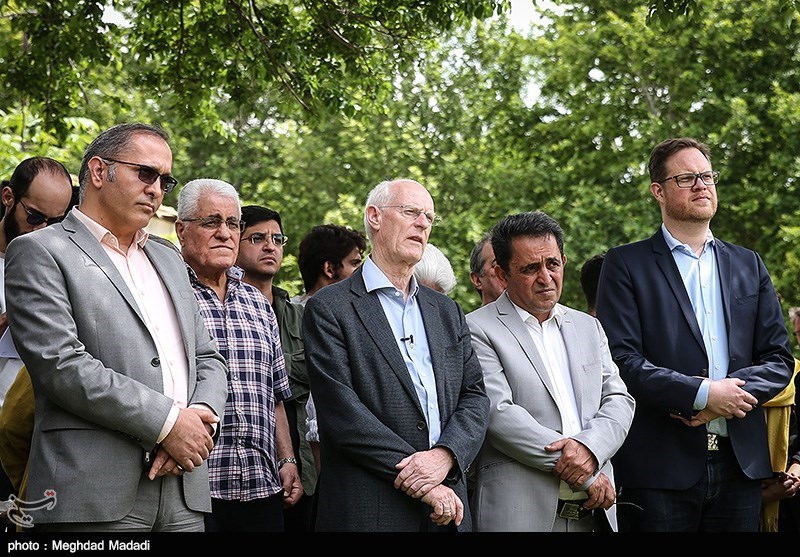 رونمایی از مجسمه ریشه‌ها و سنگ‌ها اثر تونی کرگ