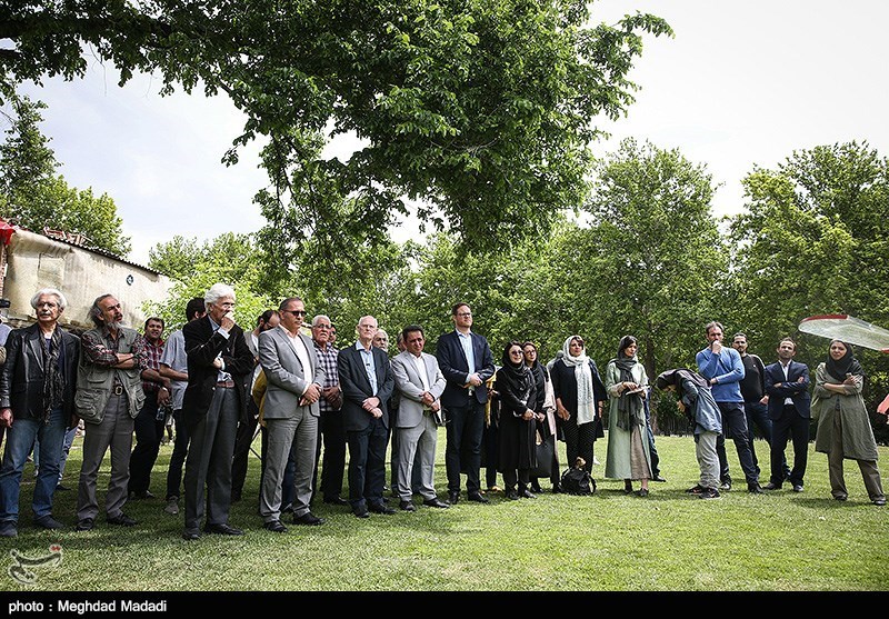 رونمایی از مجسمه ریشه‌ها و سنگ‌ها اثر تونی کرگ