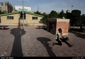 در ضلع شمالی بوستان هنرمندان، سرای محله ایرانشهر قرار گرفته‌است.