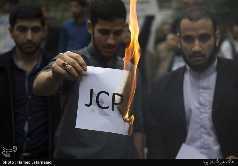 تجمع دانشجویان در محکومیت نقض برجام توسط آمریکا مقابل لانه جاسوسی