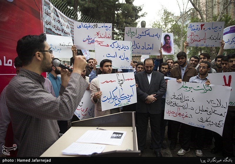 تجمع دانشجویان در محکومیت نقض برجام توسط آمریکا مقابل لانه جاسوسی