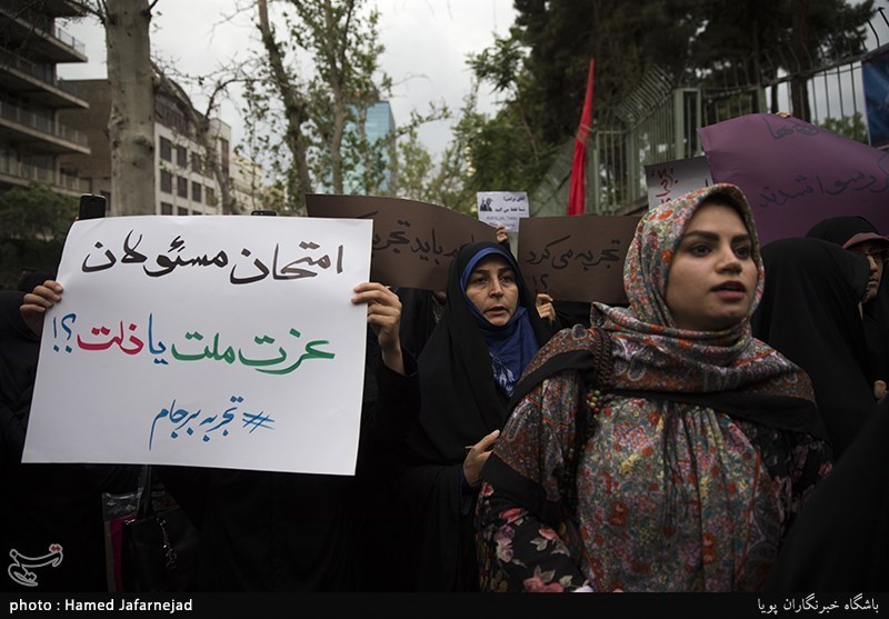 تجمع دانشجویان در محکومیت نقض برجام توسط آمریکا مقابل لانه جاسوسی