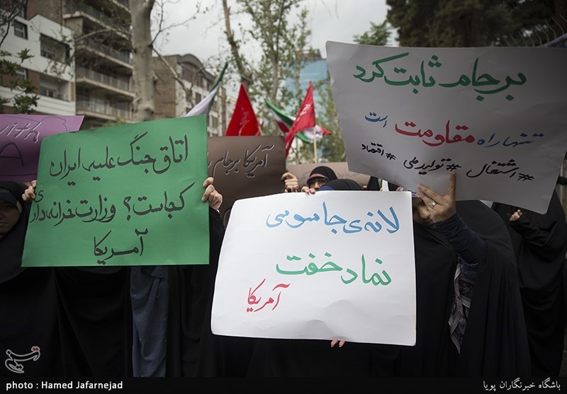 تجمع دانشجویان در محکومیت نقض برجام توسط آمریکا مقابل لانه جاسوسی