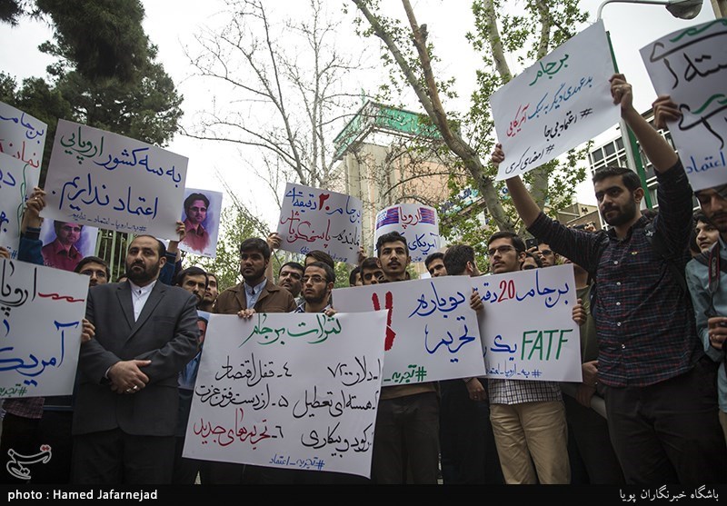 تجمع دانشجویان در محکومیت نقض برجام توسط آمریکا مقابل لانه جاسوسی