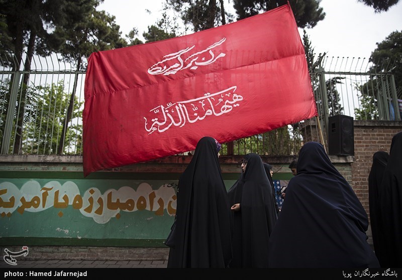 تجمع دانشجویان در محکومیت نقض برجام توسط آمریکا مقابل لانه جاسوسی