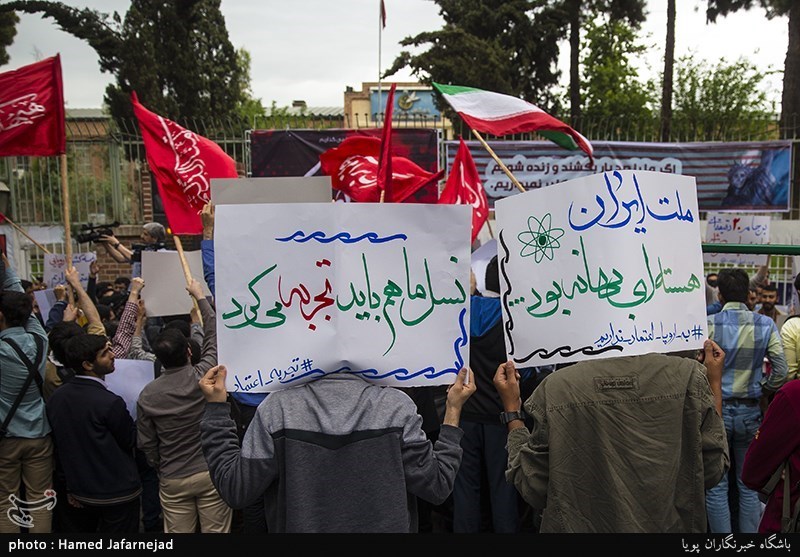 تجمع دانشجویان در محکومیت نقض برجام توسط آمریکا مقابل لانه جاسوسی