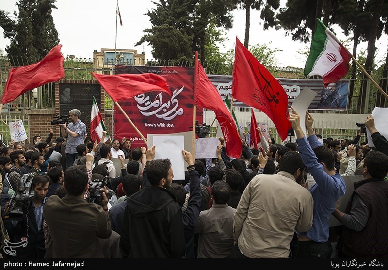 تجمع دانشجویان در محکومیت نقض برجام توسط آمریکا مقابل لانه جاسوسی
