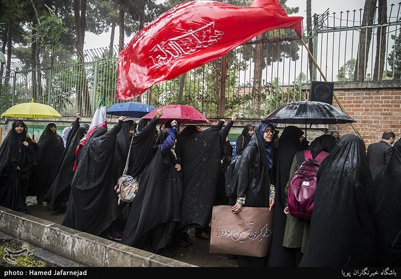 تجمع دانشجویان در محکومیت نقض برجام توسط آمریکا مقابل لانه جاسوسی