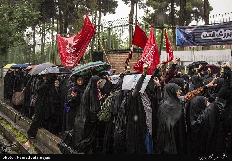 تجمع دانشجویان در محکومیت نقض برجام توسط آمریکا مقابل لانه جاسوسی