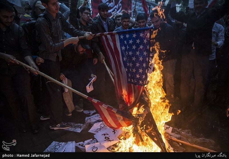 تجمع دانشجویان در محکومیت نقض برجام توسط آمریکا مقابل لانه جاسوسی