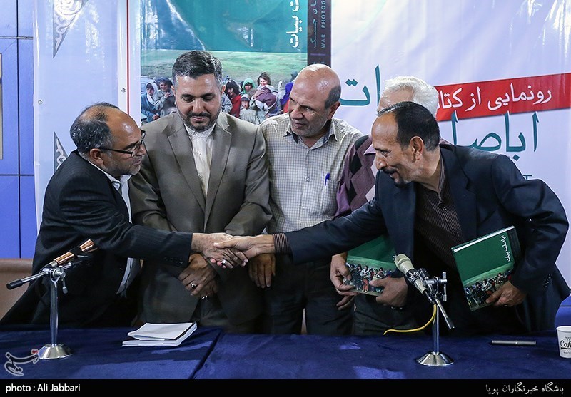 آیین رونمایی کتاب عکاسان جنگ اباصلت بیات