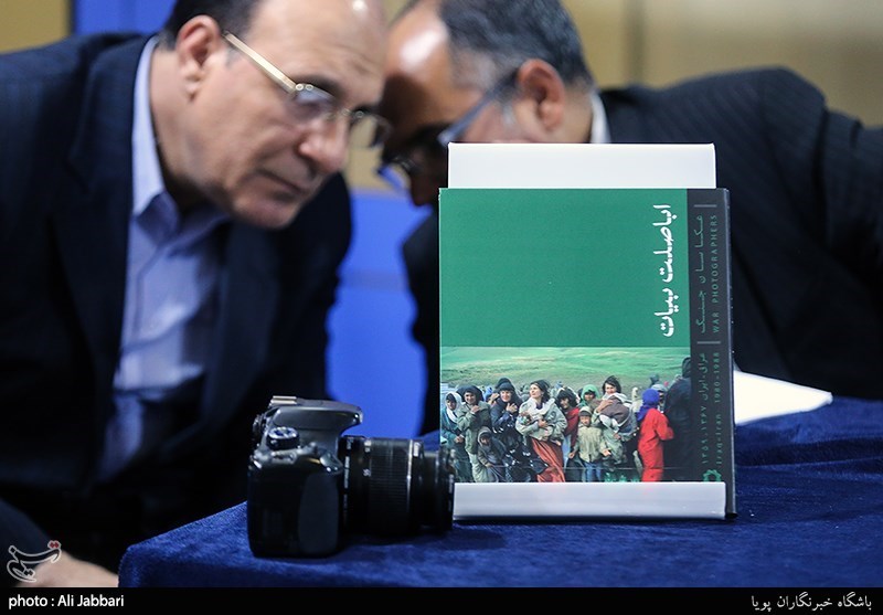 آیین رونمایی کتاب عکاسان جنگ اباصلت بیات