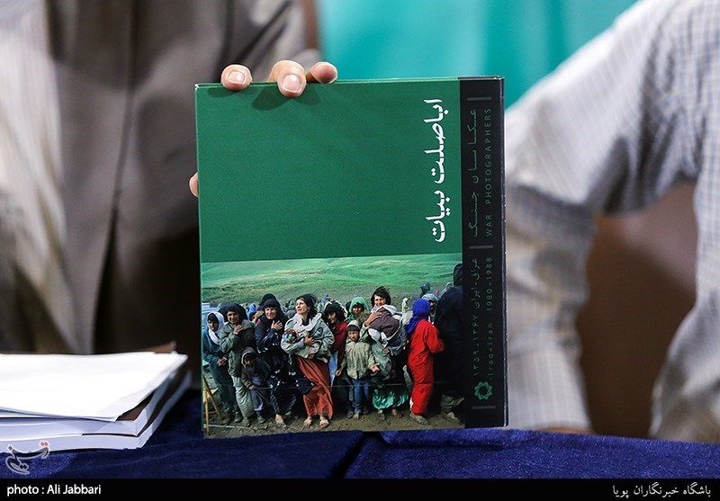 آیین رونمایی کتاب عکاسان جنگ اباصلت بیات
