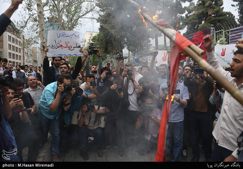 تجمع دانشجویان مقابل لانه جاسوسی