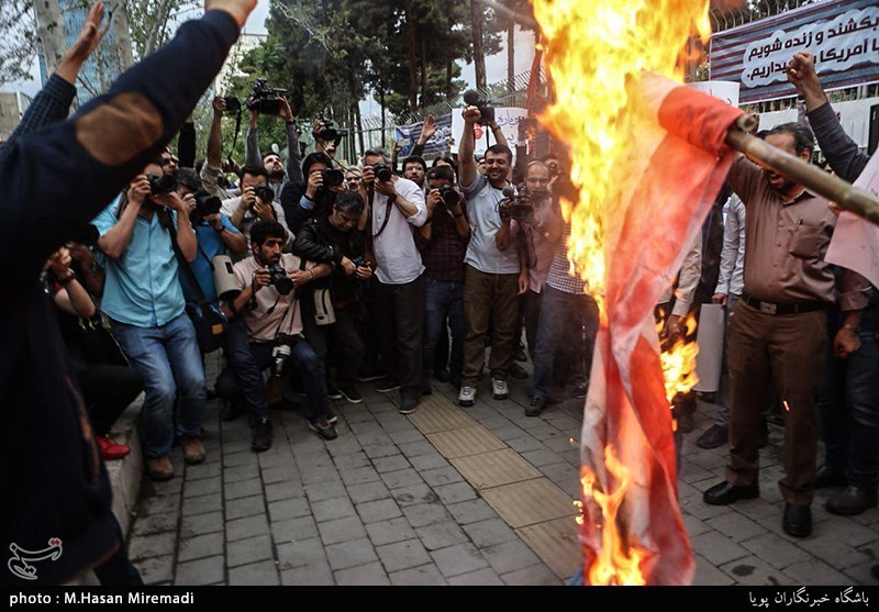 تجمع دانشجویان مقابل لانه جاسوسی