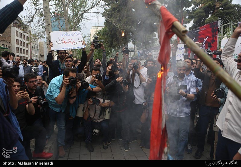 تجمع دانشجویان مقابل لانه جاسوسی