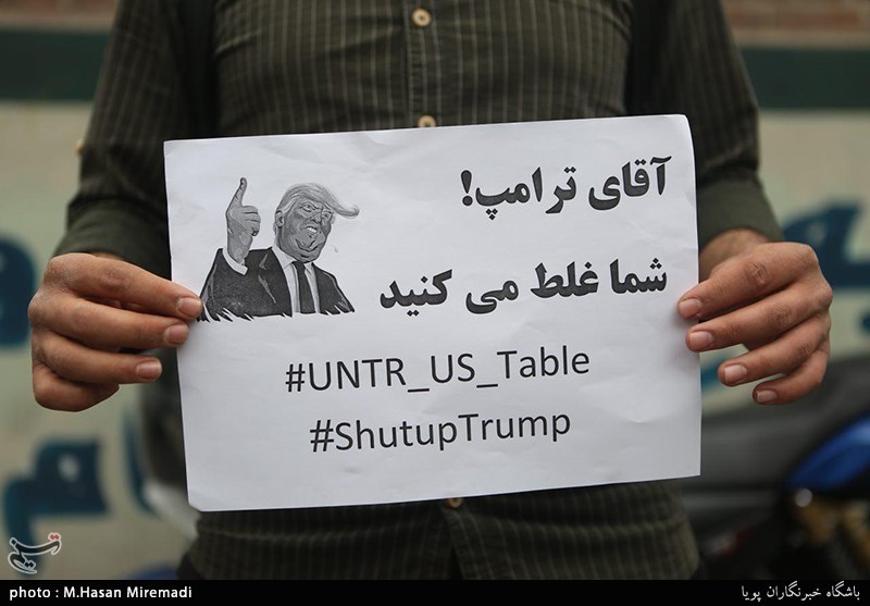 تجمع دانشجویان مقابل لانه جاسوسی