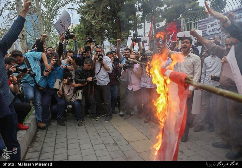 تجمع دانشجویان مقابل لانه جاسوسی
