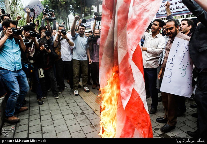 تجمع دانشجویان مقابل لانه جاسوسی