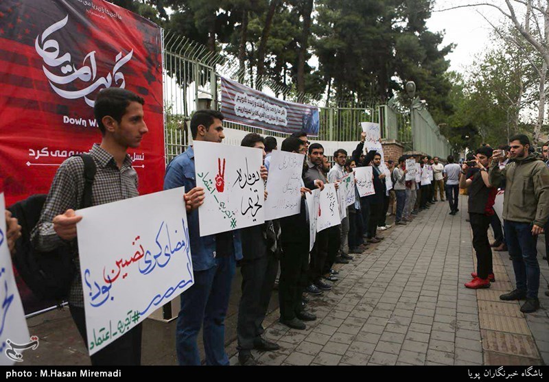 تجمع دانشجویان مقابل لانه جاسوسی