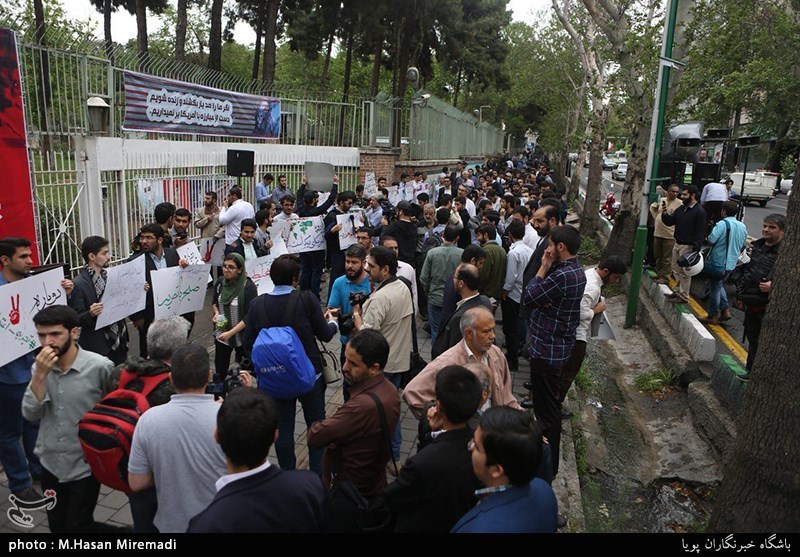تجمع دانشجویان مقابل لانه جاسوسی