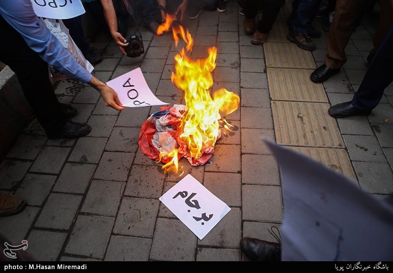 تجمع دانشجویان مقابل لانه جاسوسی