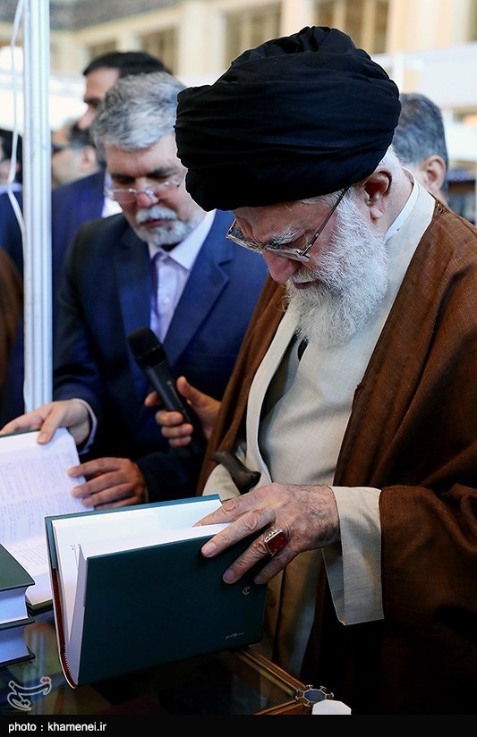 بازدید رهبر معظم انقلاب از نمایشگاه کتاب تهران