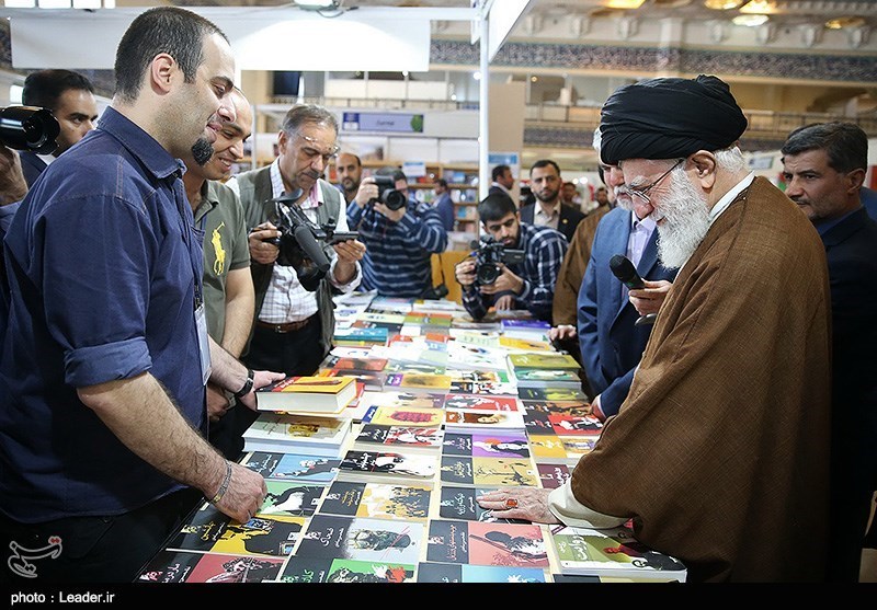 بازدید رهبر معظم انقلاب از نمایشگاه کتاب تهران
