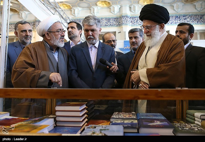 بازدید رهبر معظم انقلاب از نمایشگاه کتاب تهران