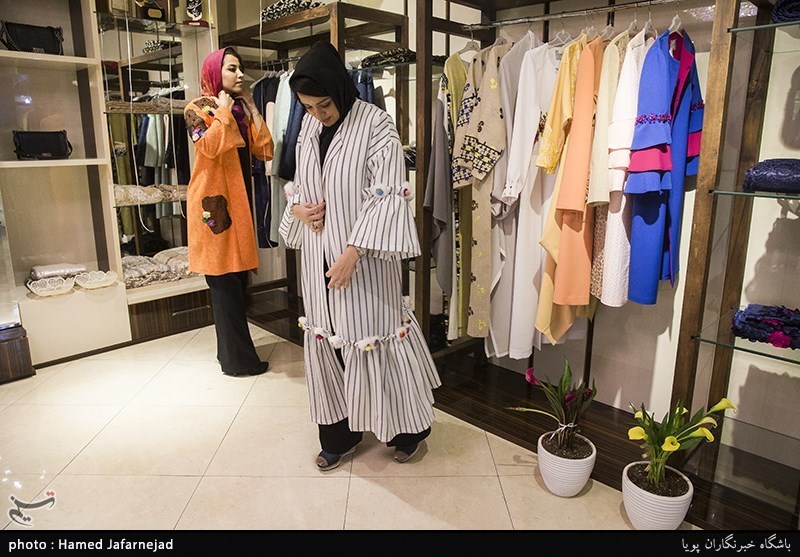 حمایت از کالای ایرانی/کارگاه تولیدی مزون بلندی دراین کارگاه همه پرسنل دست دوز هستند و سفارشات سری دوزی انجام نمی شود