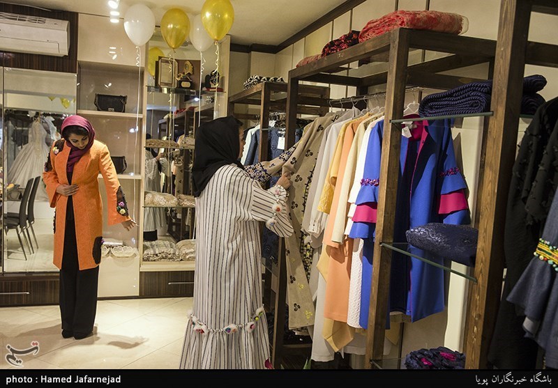 فروشگاه بلندی محل نمایش اجناس لباس های زنانه ایرانی