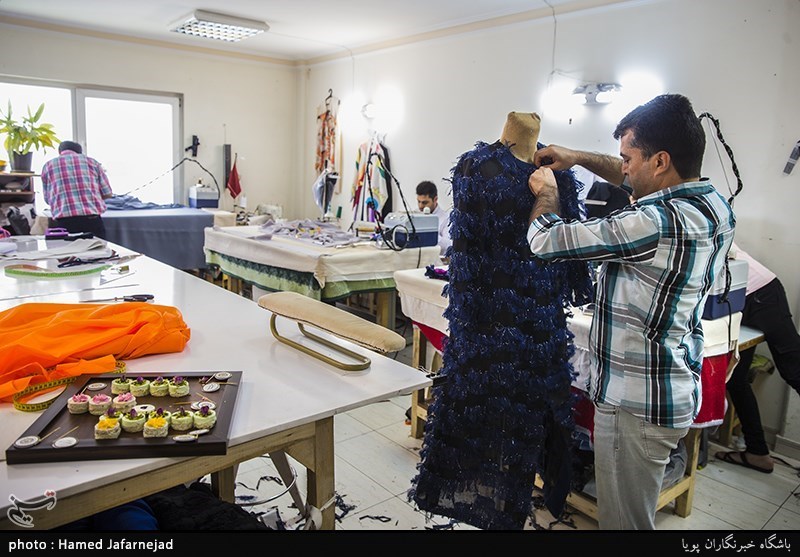 حمایت از کالای ایرانی/کارگاه تولیدی مزون بلندی دراین کارگاه همه پرسنل دست دوز هستند و سفارشات سری دوزی انجام نمی شود