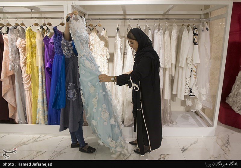 فروشگاه بلندی محل نمایش اجناس لباس های زنانه ایرانی