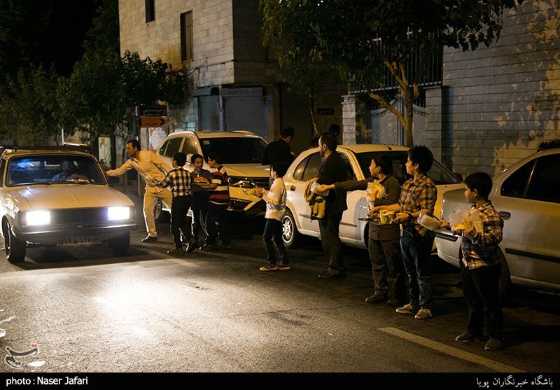  تهیه و توزیع افطاری ساده دانش آموزان دبستان رفاه