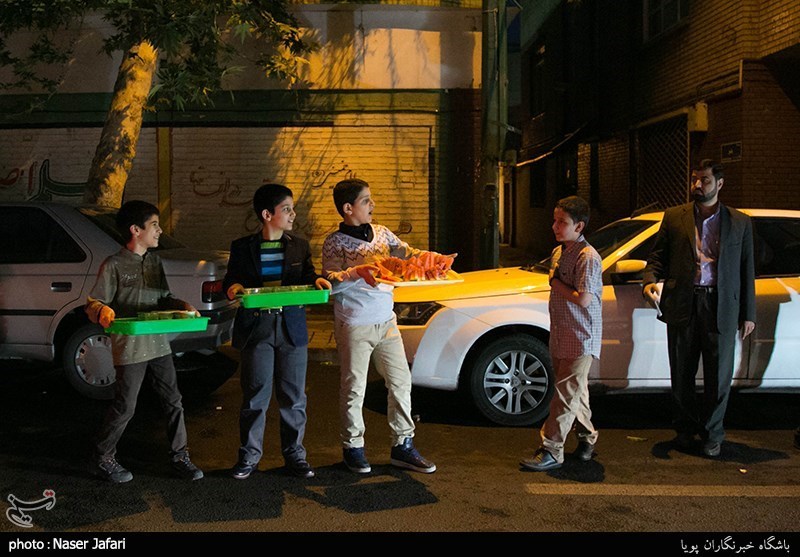  تهیه و توزیع افطاری ساده دانش آموزان دبستان رفاه