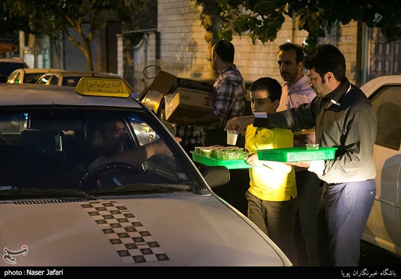  تهیه و توزیع افطاری ساده دانش آموزان دبستان رفاه