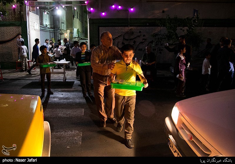  تهیه و توزیع افطاری ساده دانش آموزان دبستان رفاه