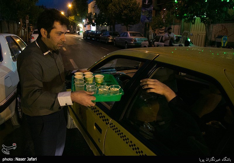  تهیه و توزیع افطاری ساده دانش آموزان دبستان رفاه