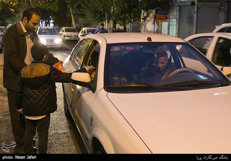  تهیه و توزیع افطاری ساده دانش آموزان دبستان رفاه