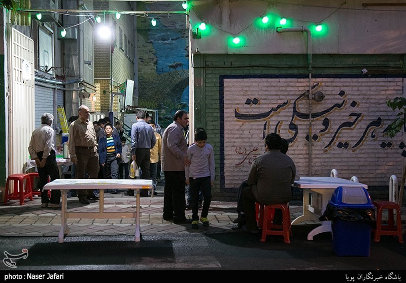  تهیه و توزیع افطاری ساده دانش آموزان دبستان رفاه