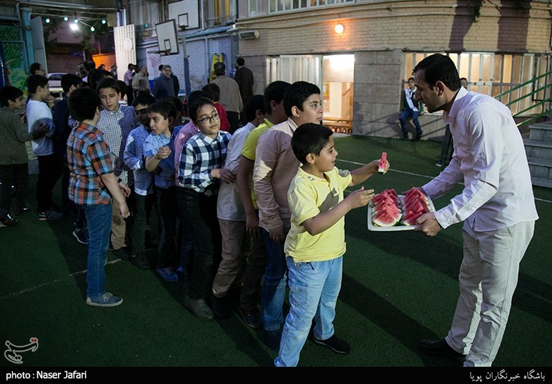 تهیه و توزیع افطاری ساده دانش آموزان دبستان رفاه