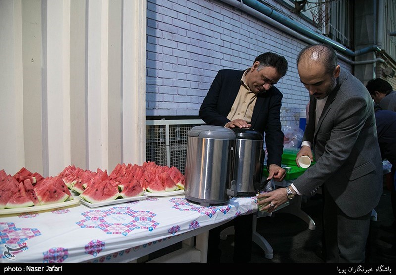  تهیه و توزیع افطاری ساده دانش آموزان دبستان رفاه