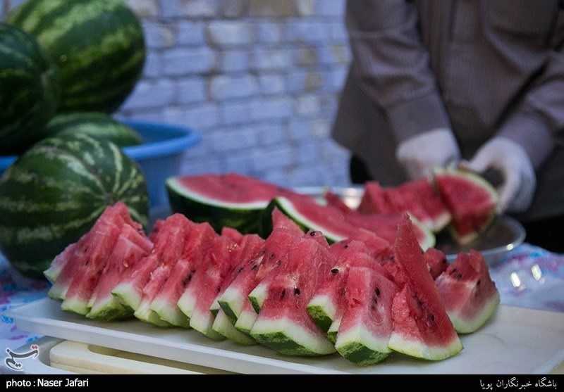  تهیه و توزیع افطاری ساده دانش آموزان دبستان رفاه