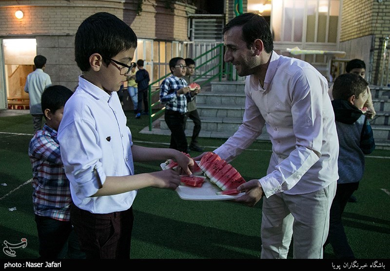  تهیه و توزیع افطاری ساده دانش آموزان دبستان رفاه