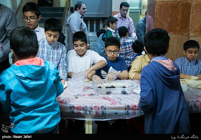  تهیه و توزیع افطاری ساده دانش آموزان دبستان رفاه