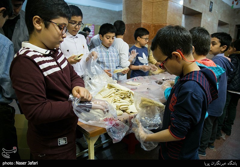  تهیه و توزیع افطاری ساده دانش آموزان دبستان رفاه