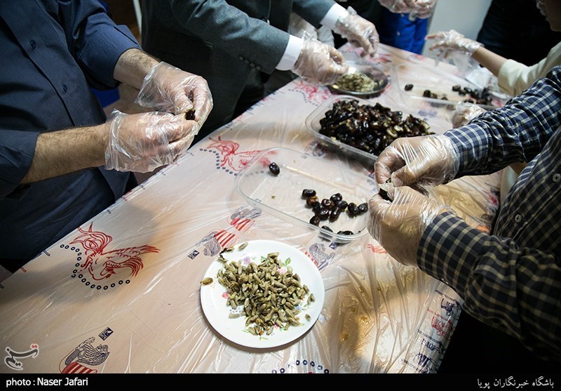  تهیه و توزیع افطاری ساده دانش آموزان دبستان رفاه