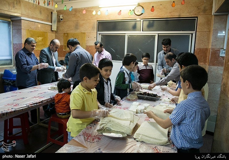  تهیه و توزیع افطاری ساده دانش آموزان دبستان رفاه