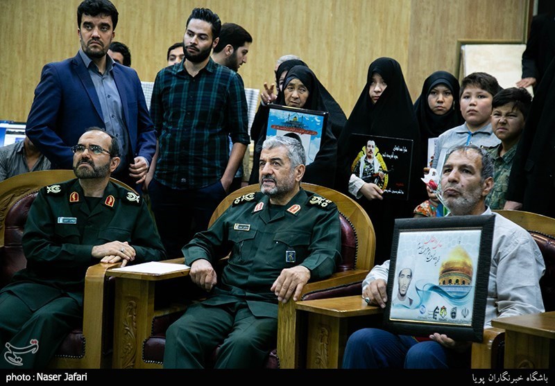 رونمایی از دانشنامه شهدا و ایثارگران