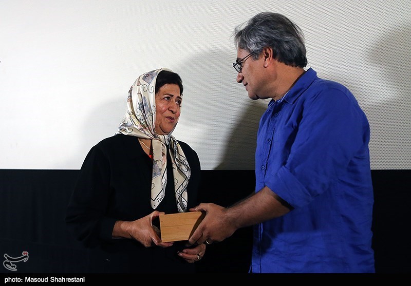 اهدای لوح بزرگداشت زنده یاد جمشید الوندی به همسرش در دومین شب نقره ای فیلمبرداران سینمای ایران